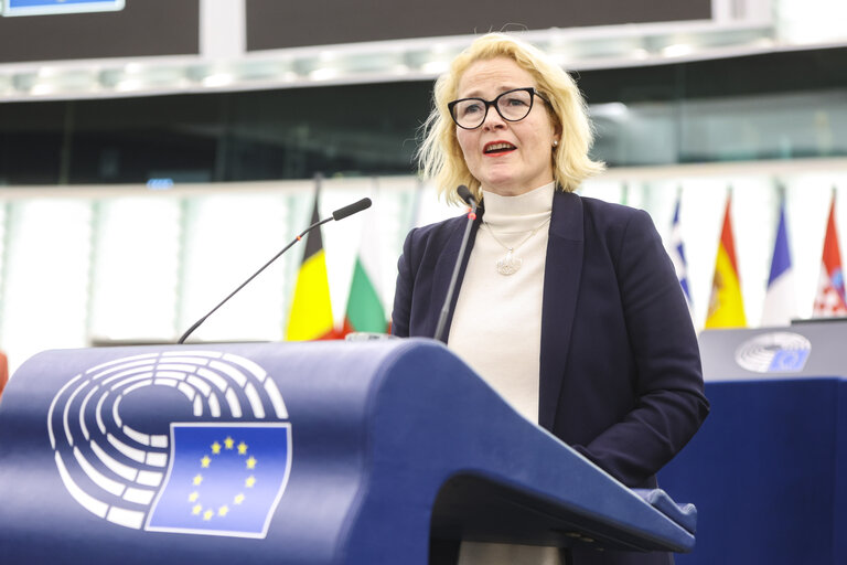 Kaksi synkkää vuotta Ukrainan sotaa: EU tekee kaikkensa Ukrainan tukemiseksi mutta sanktioita on kiristettävä