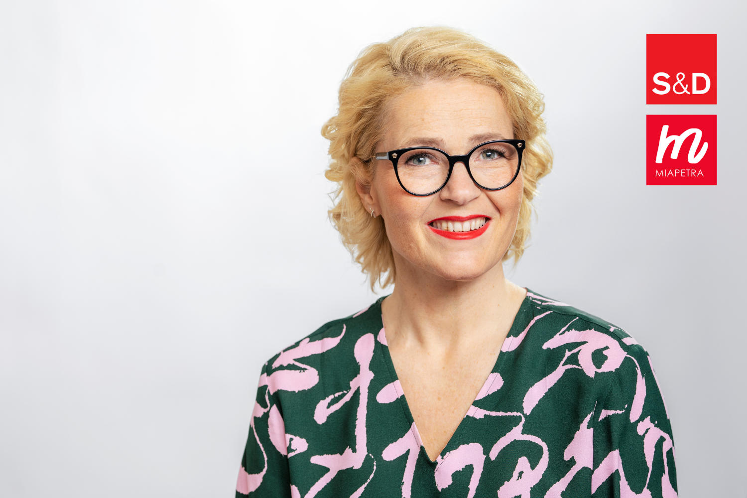 Europarlamentaarikko Kumpula-Natri vastaanotti kattavan ilmastoraportin Euroopan nuorilta
