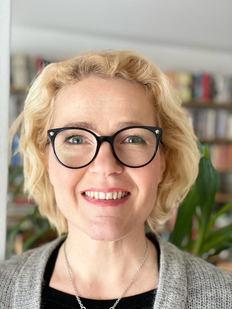 Tältä näyttää iloinen raportööri – valmistelemani datastrategia suurella enemmistöllä valiokunnasta kohti täysistuntoa