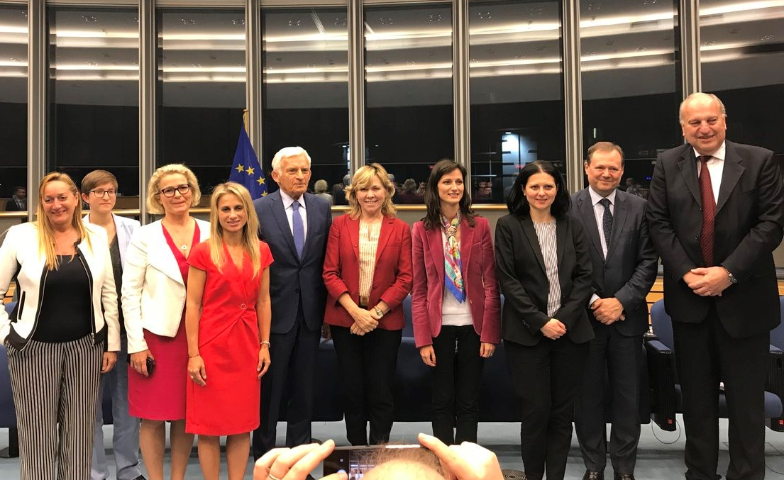 EU:n sisäiset puhelut halpenevat – EU sopuun telemarkkinoiden pelisäännöistä
