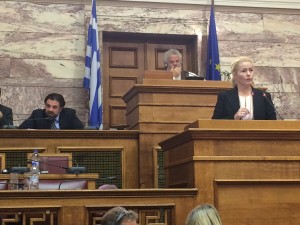 Miapetra puhumassa Kreikan työllisyysasioiden valiokunnassa